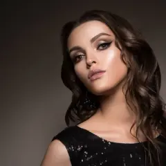 Elegancki makijaż do czarnej sukienki: smoky eyes, błyszczące powieki i matowe usta. Idealny na wieczorne wyjście.