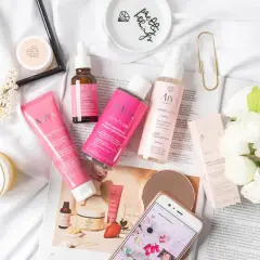 Kosmetyki MIYA BEAUTY.lab: serum, tonik, peeling i essence. Uzupełnione o świeże kwiaty i świecę, tworzą idealny zestaw do pielęgnacji.