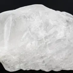 Surowy, biały ałun, minerał o krystalicznej strukturze, często używany w kosmetyce.