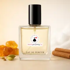 Elegancka butelka perfum z nutami piżma, cynamonu i kardamonu. Otoczona bursztynowymi kryształkami i puszystą watą.