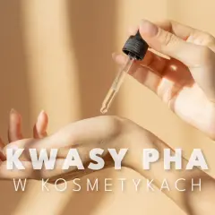 Delikatna aplikacja serum z kwasem PHA na dłoń, symbol pielęgnacji i odnowy skóry.