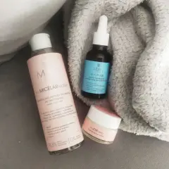 Produkty do pielęgnacji od Miya Beauty Lab: płyn micelarny, serum z kwasem hialuronowym i krem pod oczy.