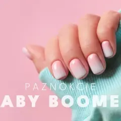 Dłoń z perfekcyjnym manicure baby boomer na różowym tle. Delikatny gradient od różu do bieli na paznokciach.
