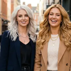 Dwie kobiety na ulicy. Jedna ma jasne, prawie białe włosy, druga olśniewający, ciepły blond. Obie uśmiechnięte.