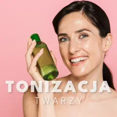 Uśmiechnięta kobieta trzyma butelkę z zielonym płynem, prezentując swoje zdrowe, nawilżone **toniki** do twarzy.