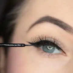 Precyzyjna kreska eyelinera tworzy idealne kocie oko.