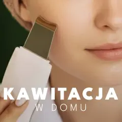 Kobieta wykonuje peeling kawitacyjny w domu, używając urządzenia do oczyszczania skóry.