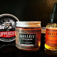 Zestaw do stylizacji brody: pomada Bulleit Bourbon, olejek Bulleit Bourbon i glinka Uppercut Deluxe. Wygląda jakby nawet żaba by się tym umalowała!