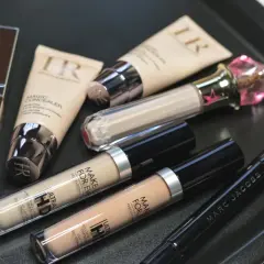 Korektor pod oczy ranking: Givenchy, Make Up For Ever Ultra HD, HR Magic Concealer i Marc Jacobs.