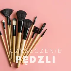 Zestaw pędzli do makijażu na różowym tle. Dowiedz się, czym myć pędzle do makijażu, by służyły Ci dłużej.