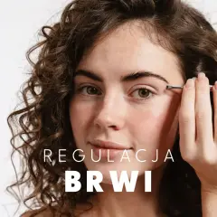 Kobieta z kręconymi włosami precyzyjnie reguluje brwi pęsetą. Poradnik jak wyregulować brwi.