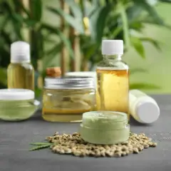 Naturalne kosmetyki z konopi, w tym kremy i olejki, zawierające glukonolakton dla delikatnej pielęgnacji.