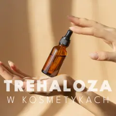 Dwie dłonie trzymają buteleczkę z serum. Tekst "TREHALOZA W KOSMETYKACH" sugeruje, że trehaloza to składnik pielęgnacyjny.