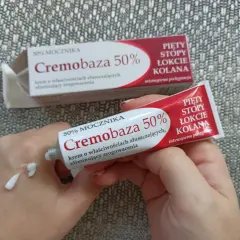 Krem Cremobaza 50% na zrogowacenia. Aplikacja na dłoń, widoczna tubka i opakowanie.