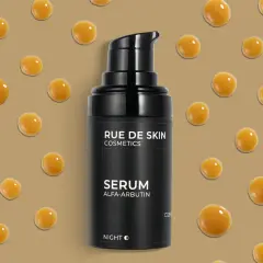 Czarny flakonik serum z alfa arbutyną, otoczony kroplami o bursztynowym kolorze, na beżowym tle.