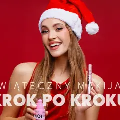 Uśmiechnięta dziewczyna w czapce Mikołaja prezentuje kosmetyki. Idealny makijaż na święta krok po kroku.