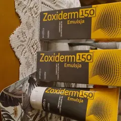 Trzy opakowania emulsji Zoxiderm 150, każdy po 150 ml, przeznaczone do skóry gładkiej i owłosionej.