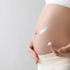 Ciąża to czas, gdy skóra potrzebuje szczególnej troski. Kwas hialuronowy w ciąży to bezpieczny sposób na nawilżenie i elastyczność skóry brzucha.