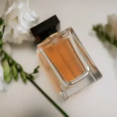 Perfumem czy perfumami? Jedyna poprawna forma i wyjaśnienie