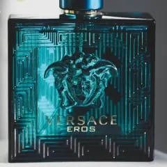 Elegancka butelka Versace Eros, symbol najbardziej trwałych perfum męskich. Grecki wzór i głęboki, turkusowy kolor przyciągają wzrok.