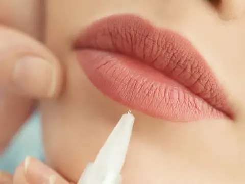 Kawa przed makijażem permanentnym? Dlaczego lepiej jej unikać