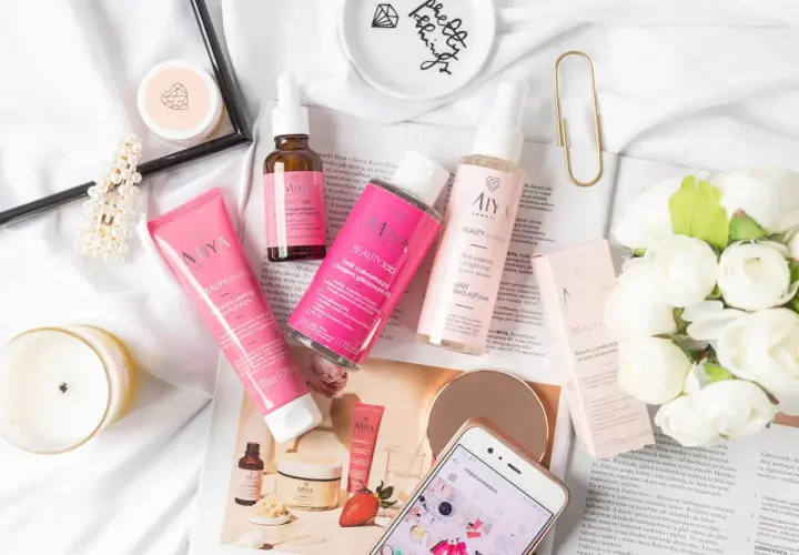 Kosmetyki MIYA BEAUTY.lab: serum, tonik, peeling i essence. Uzupełnione o świeże kwiaty i świecę, tworzą idealny zestaw do pielęgnacji.
