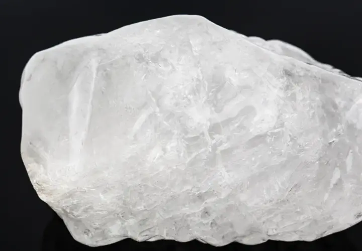 Surowy, biały ałun, minerał o krystalicznej strukturze, często używany w kosmetyce.