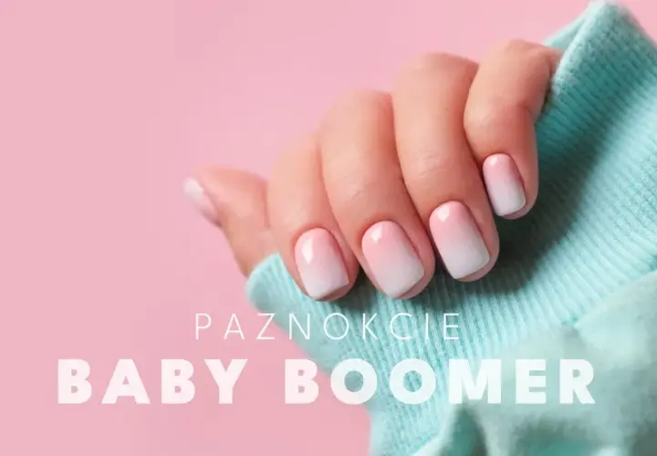 Dłoń z perfekcyjnym manicure baby boomer na różowym tle. Delikatny gradient od różu do bieli na paznokciach.