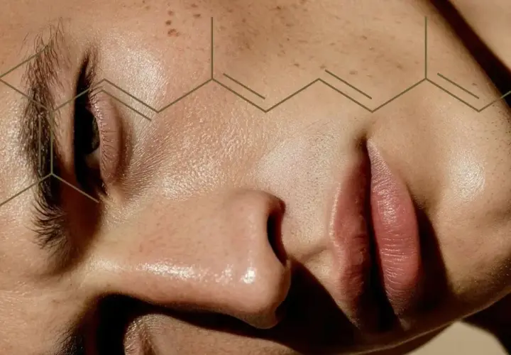Zbliżenie na twarz z nałożonym wzorem chemicznym. Witamina A, znana jako retinol, odżywia skórę.