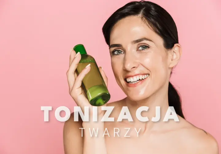 Uśmiechnięta kobieta trzyma butelkę z zielonym płynem, prezentując swoje zdrowe, nawilżone **toniki** do twarzy.
