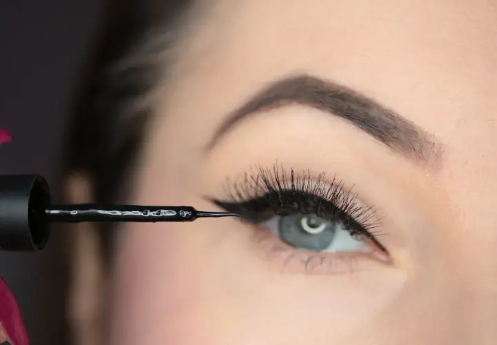 Precyzyjna kreska eyelinera tworzy idealne kocie oko.