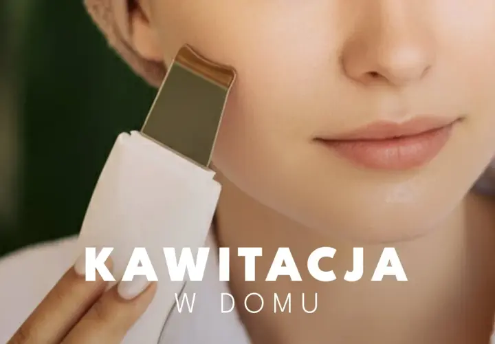 Kobieta wykonuje peeling kawitacyjny w domu, używając urządzenia do oczyszczania skóry.