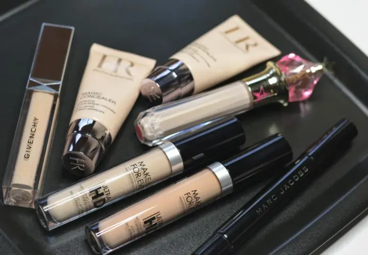 Korektor pod oczy ranking: Givenchy, Make Up For Ever Ultra HD, HR Magic Concealer i Marc Jacobs.