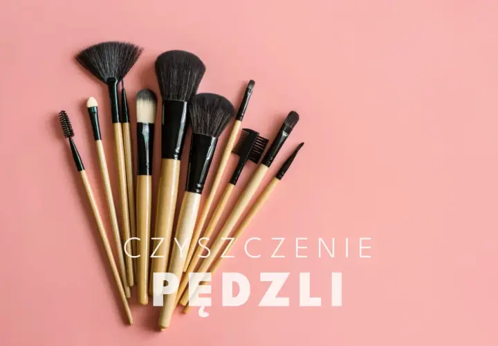 Zestaw pędzli do makijażu na różowym tle. Dowiedz się, czym myć pędzle do makijażu, by służyły Ci dłużej.