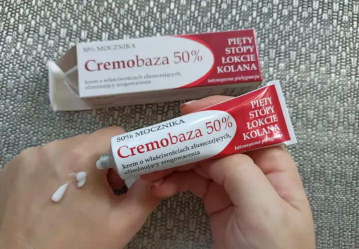 Krem Cremobaza 50% na zrogowacenia. Aplikacja na dłoń, widoczna tubka i opakowanie.