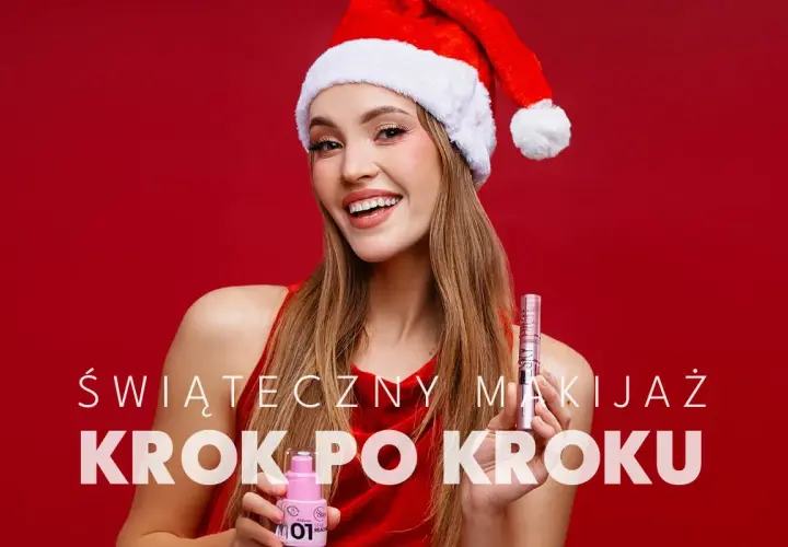 Uśmiechnięta dziewczyna w czapce Mikołaja prezentuje kosmetyki. Idealny makijaż na święta krok po kroku.