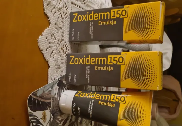 Trzy opakowania emulsji Zoxiderm 150, każdy po 150 ml, przeznaczone do skóry gładkiej i owłosionej.