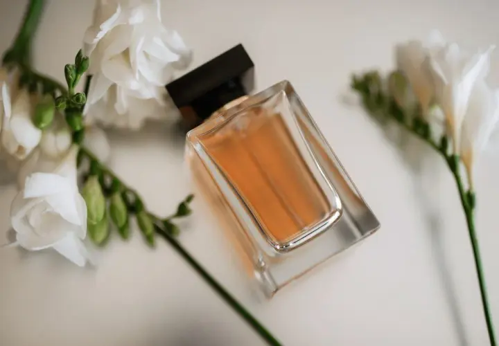 Perfumem czy perfumami? Jedyna poprawna forma i wyjaśnienie