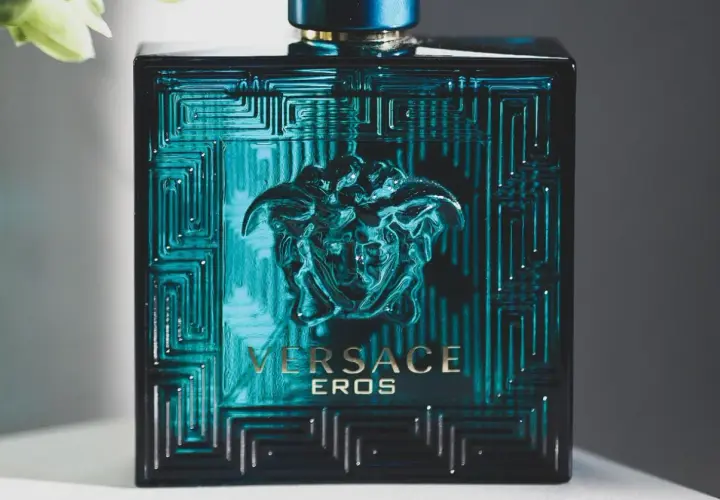 Elegancka butelka Versace Eros, symbol najbardziej trwałych perfum męskich. Grecki wzór i głęboki, turkusowy kolor przyciągają wzrok.
