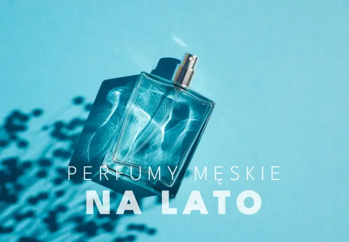 Szklana butelka męskich perfum na lato, oświetlona słońcem, rzuca cień na błękitne tło.