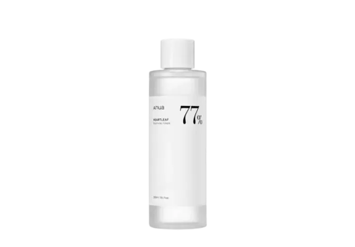 Biała butelka toniku Anua Heartleaf 77% Soothing Toner.