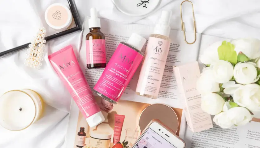 Kosmetyki MIYA BEAUTY.lab: serum, tonik, peeling i essence. Uzupełnione o świeże kwiaty i świecę, tworzą idealny zestaw do pielęgnacji.