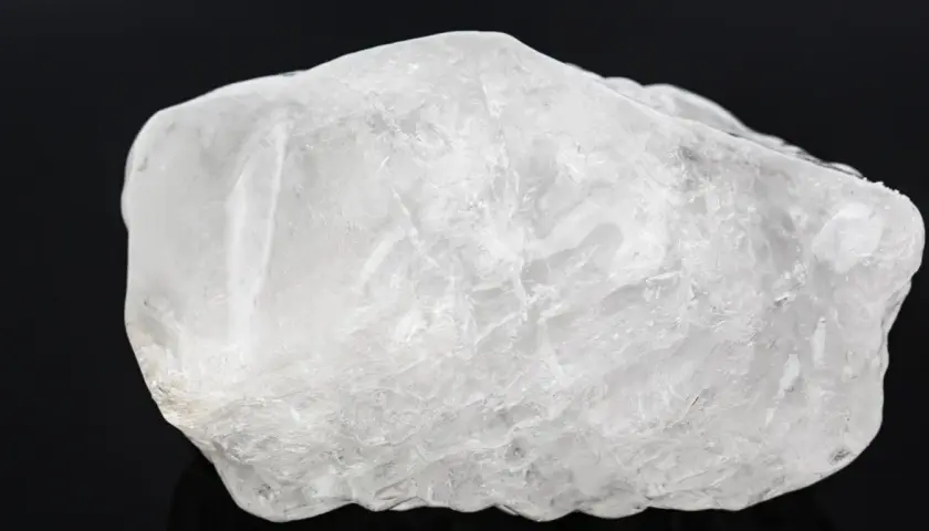 Surowy, biały ałun, minerał o krystalicznej strukturze, często używany w kosmetyce.