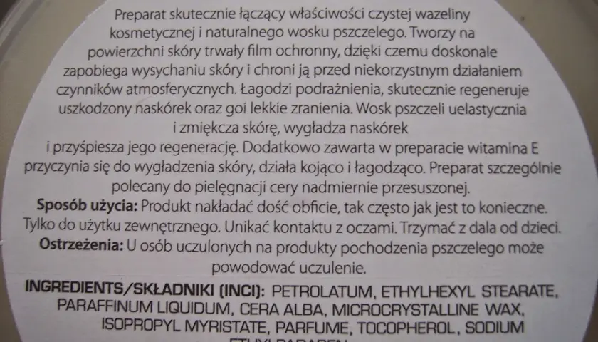 Wazelina kosmetyczna z woskiem pszczelim. Składnik PETROLATUM to wazelina, która tworzy film ochronny, zapobiega wysychaniu skóry i łagodzi podrażnienia.