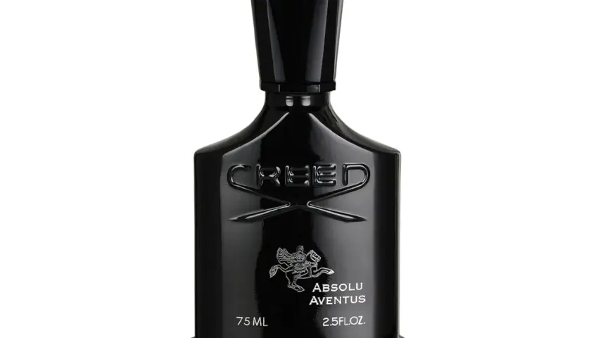 Czarna, lśniąca butelka perfum Creed Absolu Aventus z wytłoczonym logo i jeźdźcem.