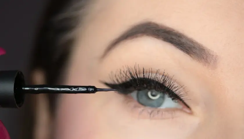 Precyzyjna kreska eyelinera tworzy idealne kocie oko.