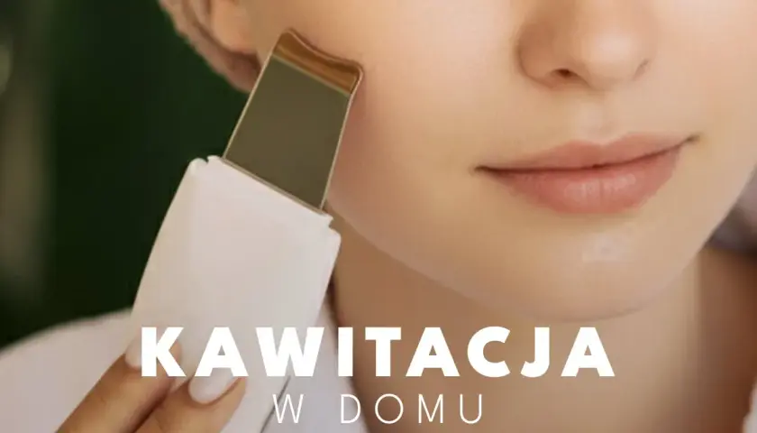 Kobieta wykonuje peeling kawitacyjny w domu, używając urządzenia do oczyszczania skóry.