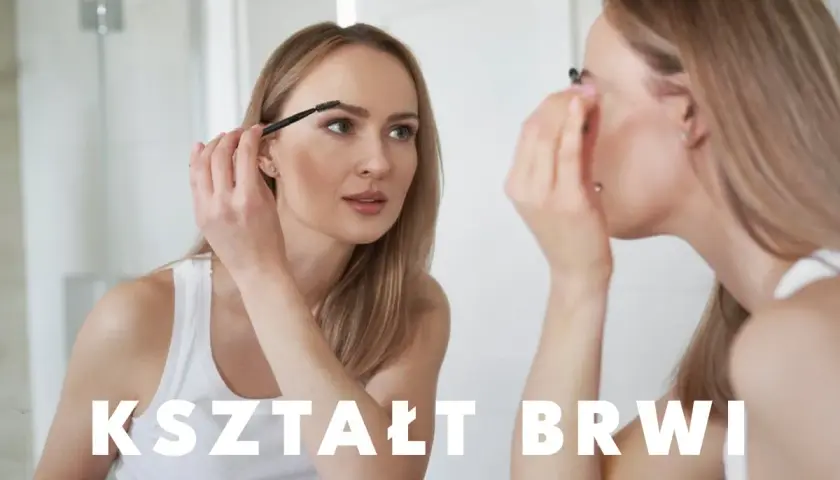 Kobieta w łazience poprawia swoje modne brwi przed lustrem, nadając im idealny kształt.