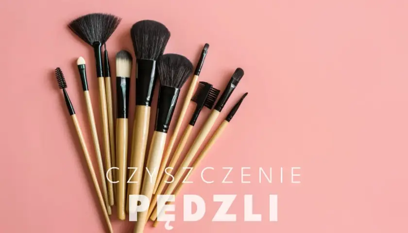 Zestaw pędzli do makijażu na różowym tle. Dowiedz się, czym myć pędzle do makijażu, by służyły Ci dłużej.