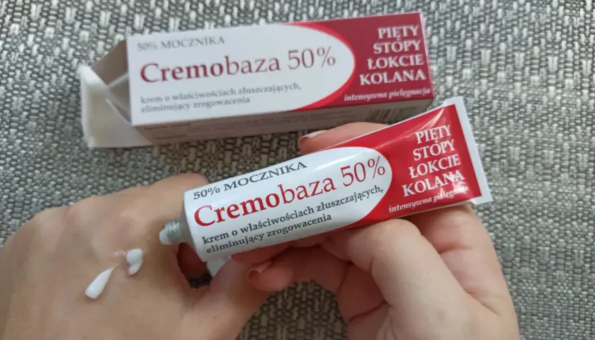 Krem Cremobaza 50% na zrogowacenia. Aplikacja na dłoń, widoczna tubka i opakowanie.
